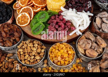 Zusammensetzung mit getrockneten Früchten und verschiedenen Nüssen. Nahrhafter Energy-Snack. Kandiertes Obst, trockene Fruchtnuss. Gesundes vegetarisches Essen. Mischung aus Nüssen, getrocknet A Stockfoto