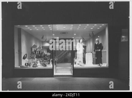Plymouth Shop, Geschäft am 2287 Broadway, New York City. Außenansicht bei Nacht. Gottscho-Schleisner Kollektion Stockfoto