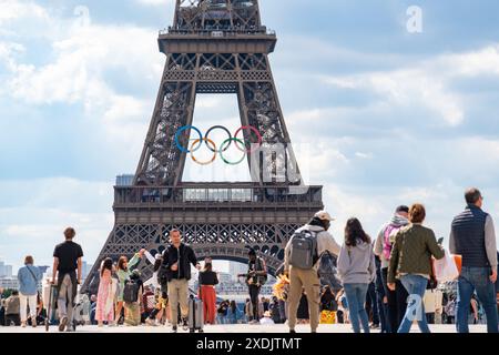 Menschen in Trocadero mit Olympischen Ringen für die olympischen Sommerspiele 2024 auf dem Eiffelturm im Hintergrund Stockfoto