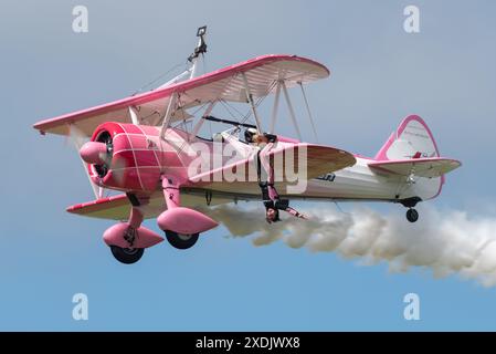 Sywell Aerodrome, Northamptonshire, Vereinigtes Königreich. Juni 2024. Die Sywell Airshow ist eine neue Veranstaltung im Airshow-Kalender. Eine Verdrehung des üblichen „Girl-on-the-Wing“-Displays sah Danielle del Buono, wie sie sich mit dem 46 Aviation Display ihres Ehemanns Emiliano um die Flügel des alten Doppeldeckers Boeing Stearman bewegte Stockfoto