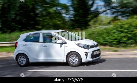 Milton Keynes, Großbritannien - 22. Juni 2024: 2019 weiße Kia Picanto-Wagen, die auf einer britischen Landstraße fahren Stockfoto