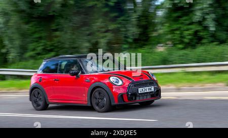 Milton Keynes, Großbritannien - 22. Juni 2024: 2024 roter Mini Cooper S-Wagen auf einer britischen Landstraße Stockfoto