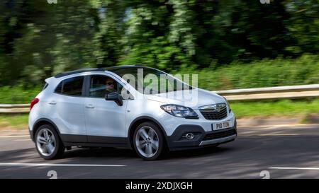 Milton Keynes, Großbritannien - 22. Juni 2024: 2015 weißer Vauxhall Mokka-Wagen auf einer britischen Landstraße Stockfoto