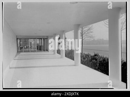 Johnson & Johnson, Metuchen, New Jersey. Eingangsloggia. Gottscho-Schleisner Kollektion Stockfoto