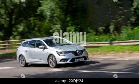 Milton Keynes, Großbritannien - 22. Juni 2024: 2016 silberne Renault Megane Auto fährt auf einer britischen Landstraße Stockfoto