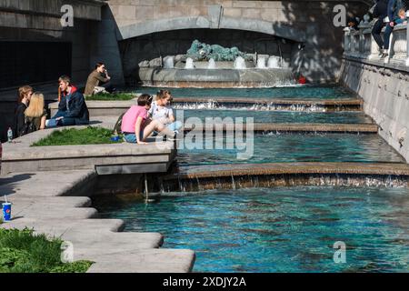 Moskau, Russland - 12. Mai 2018: Einheimische finden Erleichterung von der Sommerbräunung an den Springbrunnen der Stadt. Stockfoto