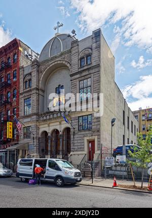 NYC Chinatown: St. Barbara Greek Orthodox Church, ursprünglich eine orthodoxe jüdische Synagoge, erinnert an die wechselnde Bevölkerung Chinatowns. Stockfoto