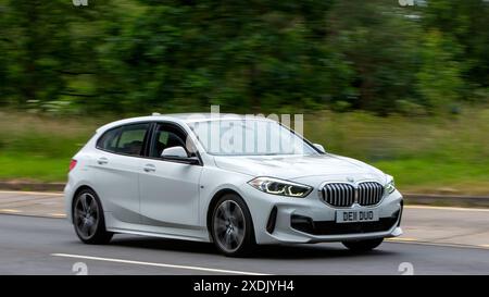 Milton Keynes, Großbritannien - 23. Juni 2024: 2020 weiße BMW 118 Auto fährt auf einer britischen Landstraße Stockfoto