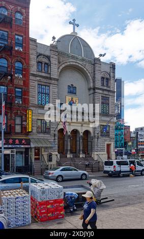 NYC Chinatown: St. Barbara Greek Orthodox Church, ursprünglich eine orthodoxe jüdische Synagoge, erinnert an die wechselnde Bevölkerung Chinatowns. Stockfoto