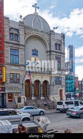 NYC Chinatown: St. Barbara Greek Orthodox Church, ursprünglich eine orthodoxe jüdische Synagoge, erinnert an die wechselnde Bevölkerung Chinatowns. Stockfoto