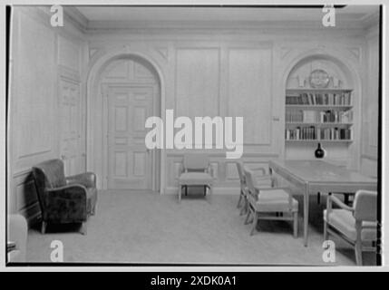 Johnson & Johnson, Executive Offices, New Brunswick, New Jersey. Büro-Nr. 4, Weitsicht, zur Tür und zu Bücherregalen. Gottscho-Schleisner Kollektion Stockfoto