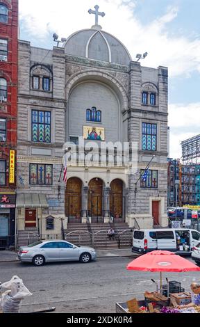 NYC Chinatown: St. Barbara Greek Orthodox Church, ursprünglich eine orthodoxe jüdische Synagoge, erinnert an die wechselnde Bevölkerung Chinatowns. Stockfoto