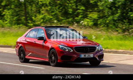 Milton Keynes, Großbritannien - 21. Juni 2024: 2016 rotes Mercedes Benz e e350 amg Night Ed Dieselauto auf einer britischen Landstraße Stockfoto