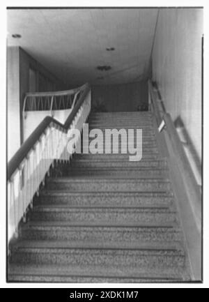 Johnson & Johnson, Metuchen, New Jersey. Ich schaue die Treppe von der unteren Landung hinauf, um die Kurve. Gottscho-Schleisner Kollektion Stockfoto