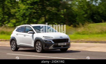 Milton Keynes, Großbritannien - 21. Juni 2024: 2021 weißes Hyundai Kona Hybrid-Elektroauto, das auf einer britischen Landstraße fährt Stockfoto