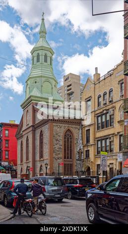 NYC Chinatown: Der Grüngris-farbene Glockenturm der Church of the Transfiguration, ein Wahrzeichen von NYC, befindet sich an der Ecke der Mott Street. Stockfoto