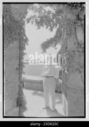 Architekten und ihre Arbeit, Raymond M. Hood, Rockefeller Center. Mr. Hood im Bogenportal I. Gottscho-Schleisner-Sammlung Stockfoto