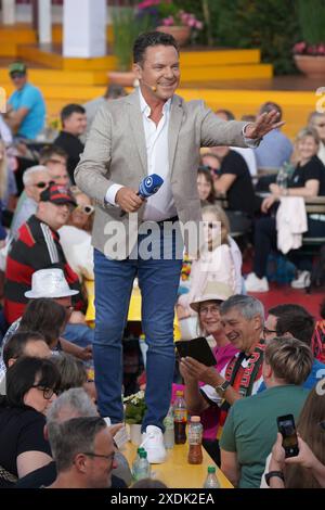 2. Staffel der ARD Live Fernsehshow immer wieder Sonntags aus der IWS Arena im Europapark. Der Moderator blick auf 20 Jahre zurueck. Stefan Mross - immer wieder Sonntags 2. Staffel der ARD Live Fernsehshow immer wieder Sonntags aus der IWS Arena im Europapark. Der Moderator blick auf 20 Jahre zurueck. , Rust, Europapark, 23.06.2024 *** 2 Staffel der ARD Live TV Show immer wieder Sonntags aus der IWS Arena im Europapark der Moderator blickt auf 20 Jahre Stefan Mross immer wieder Sonntags 2 Staffel der ARD Live TV Show immer wieder Sonntags aus der IWS Arena im Europapark zurück Stockfoto