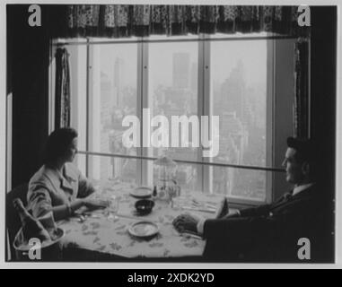 Stouffer's Restaurant, 666 5th Ave., New York. Tisch am Fenster, Blick nach Süden. Gottscho-Schleisner Kollektion Stockfoto