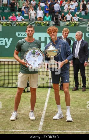 Halle Westf, Westfalen, Deutschland. Juni 2024. Hubert Hurkacz (POL), Jannik Sinner (ITA) mit Trophäe während der 31. Terra Wortmann Open, ATP500 Herren Tennis (Bild: © Mathias Schulz/ZUMA Press Wire) NUR REDAKTIONELLE VERWENDUNG! Nicht für kommerzielle ZWECKE! Stockfoto