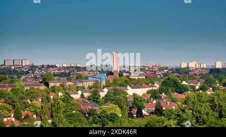 Glasgow, Schottland, Großbritannien. 23. Juni 2024: Das Wetter in Großbritannien: Der sonnige Tag begann mit dem vorausgesagten Anstieg der Temperaturen, als der blaue Himmel über der Stadt herrschte. Anniesland Court Tower ist das höchste denkmalgeschützte Gebäude Schottlands. Credit Gerard Ferry/Alamy Live News Stockfoto