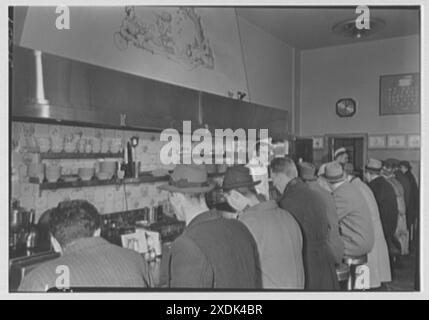 Hotel Bryant Coffee Bar, Broadway und 54th St., New York City. Innenraum, mit Kunden. Gottscho-Schleisner Kollektion Stockfoto