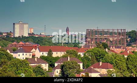 Glasgow, Schottland, Großbritannien. 23. Juni 2024: Das Wetter in Großbritannien: Der sonnige Tag begann mit dem vorausgesagten Anstieg der Temperaturen, als der blaue Himmel über der Stadt herrschte. Die Halbablösung im Tempel mit dem Kelvindale-Gasometer und Maryhill im Hintergrund. Credit Gerard Ferry/Alamy Live News Stockfoto