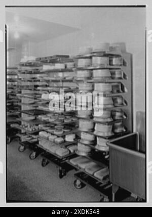 Schrafft's, Esso Building, Rockefeller Center, New York. Bäckereiregale. Gottscho-Schleisner Kollektion Stockfoto