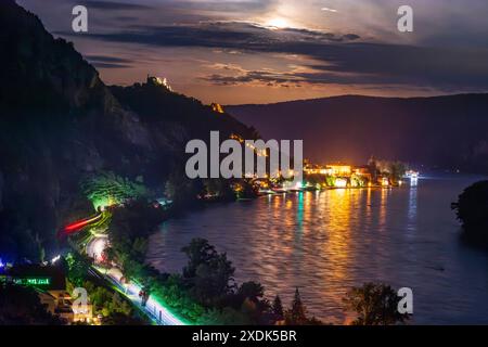 Donau Donau, Schloss Dürnstein, Altstadt Dürnstein, Stiftskirche Dürnstein, Fahrgastschiff, Vollmond, Zug der Wachaubahn Wachauer Bahn Dürnste Stockfoto