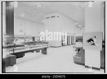 De Pinna, geschäftlich an der 5th Ave. Und 52nd St., New York City. Säule und Aufzüge. Gottscho-Schleisner Kollektion Stockfoto