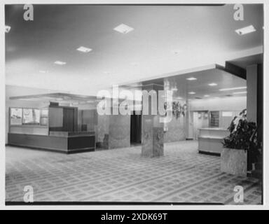 Hotel New Yorker, 34th St. und 8th Ave., New York City. Foyer, zum Ballsaal-Aufzug und Reiseschalter. Gottscho-Schleisner Kollektion Stockfoto