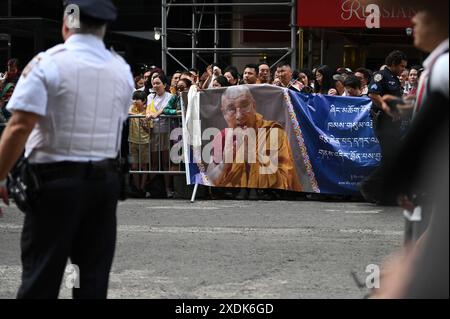 New York, USA. Juni 2024. Mitglieder der tibetischen Gemeinde warten auf die Ankunft seiner Heiligkeit des 14. Dalai Lama im Park Hyatt Hotel, New York, NY, 23. Juni 2024. (Foto: Anthony Behar/SIPA USA) Credit: SIPA USA/Alamy Live News Stockfoto