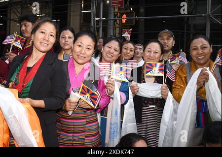 New York, USA. Juni 2024. Mitglieder der tibetischen Gemeinde warten auf die Ankunft seiner Heiligkeit des 14. Dalai Lama im Park Hyatt Hotel, New York, NY, 23. Juni 2024. (Foto: Anthony Behar/SIPA USA) Credit: SIPA USA/Alamy Live News Stockfoto