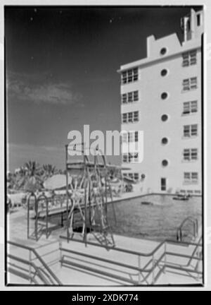 Albion Hotel, Lincoln Rd., Miami Beach, Florida. Pool und Hotel. Gottscho-Schleisner Kollektion Stockfoto