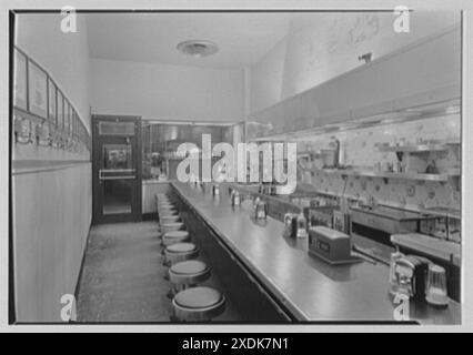 Hotel Bryant Coffee Bar, Broadway und 54th St., New York City. Allgemeine Ansicht nach vorn, horizontal. Gottscho-Schleisner Kollektion Stockfoto