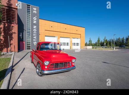 Roter Oldtimer-Pickup, der vor einer Feuerwache in Calgary, Alberta, Kanada, geparkt wurde Stockfoto