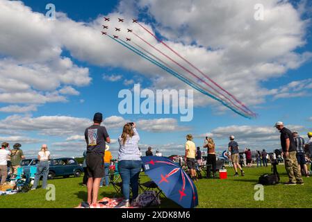 Sywell Aerodrome, Northamptonshire, Vereinigtes Königreich. Juni 2024. Die Sywell Airshow ist eine neue Veranstaltung im Airshow-Kalender. Die Show wurde mit den Red Arrows abgeschlossen, die über die Luftfahrtbegeisterten mit Red Arrows Merchandise kamen Stockfoto