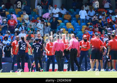 Bridge Town, Barbedos, Westindien. Juni 2024. ICC MÄNNER CRICKET T20 WORLD CUP 2024 United States gegen England 49. Match - Super 8 Gruppe 2 im Kensington Oval Cricket Stadium, Bridgetown, Barbados. USA 115 im Jahr 18,5 braucht England 116, um im Bild zu gewinnen: Credit: Seshadri SUKUMAR/Alamy Live News Stockfoto