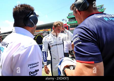 Logan Sargeant (USA) Williams Racing am Startplatz. Formel-1-Weltmeisterschaft, Rd 10, großer Preis von Spanien, Sonntag, 23. Juni 2024. Barcelona, Spanien. Stockfoto