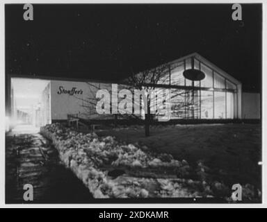 Stouffer's Westgate, Cleveland, Ohio. Allgemeine Außenansicht bei Nacht. Gottscho-Schleisner Kollektion Stockfoto