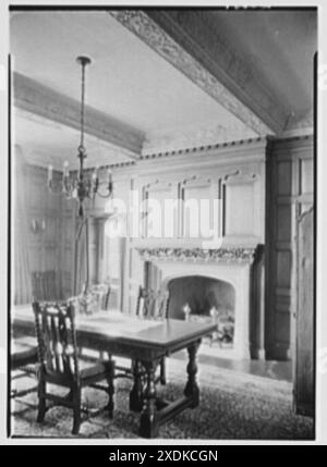 Powel Crosley, Jr., Residenz am Kipling Circle, College Hill, Cincinnati, Ohio. Speisesaal, zum Kamin. Gottscho-Schleisner Kollektion Stockfoto