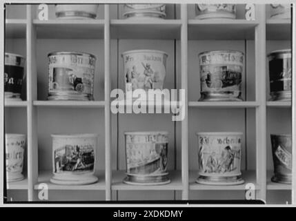 Gourielli Apothecary Shop, 16 E. 55th St., New York City. Blaues Zimmer, 6 Tassen. Gottscho-Schleisner Kollektion Stockfoto