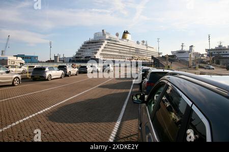 Warten in der Schlange am Hafen von Portsmouth, zu Beginn des Urlaubs. Stockfoto