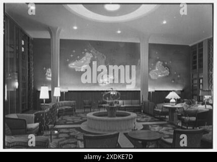 Albion Hotel, Lincoln Rd., Miami Beach, Florida. Lobby, Skulpturen, nachts. Gottscho-Schleisner Kollektion Stockfoto