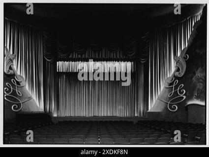 Beach Theatre, Lincoln Rd., Miami Beach, Florida. Auditorium, auf die Bühne. Gottscho-Schleisner Kollektion Stockfoto