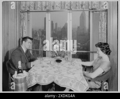 Stouffer's Restaurant, 666 5th Ave., New York. Fenstertisch mit Figuren. Gottscho-Schleisner Kollektion Stockfoto