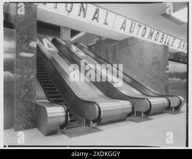 New York Coliseum, Columbus Circle. Rolltreppen, Detail. Gottscho-Schleisner Kollektion Stockfoto