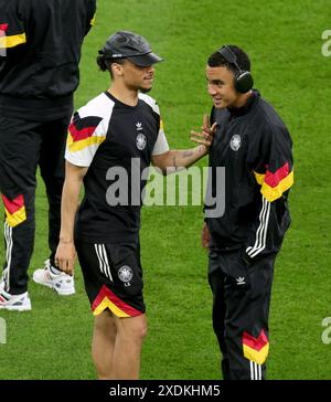Frankfurt, Deutschland. Juni 2024. Jamal Musiala of Germany mit Leroy Sane of Germany vor dem Spiel auf dem Platz UEFA EURO 2024 Gruppenspiel zwischen der Schweiz und Deutschland am 23. Juni 2024 in Frankfurt Arena. Vorrundenspiel Schweiz - Deutschland © diebilderwelt / Alamy Live News Credit: Diebilderwelt/Alamy Live News Stockfoto