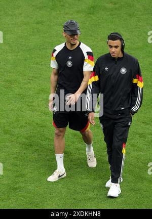Frankfurt, Deutschland. Juni 2024. Jamal Musiala of Germany mit Leroy Sane of Germany vor dem Spiel auf dem Platz UEFA EURO 2024 Gruppenspiel zwischen der Schweiz und Deutschland am 23. Juni 2024 in Frankfurt Arena. Vorrundenspiel Schweiz - Deutschland © diebilderwelt / Alamy Live News Credit: Diebilderwelt/Alamy Live News Stockfoto