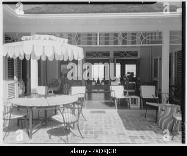 Dr. und Mrs. Matthew Mellon, Wohnsitz in Runaway Bay, Jamaika, British West Indies. Durch die Terrasse. Gottscho-Schleisner Kollektion Stockfoto